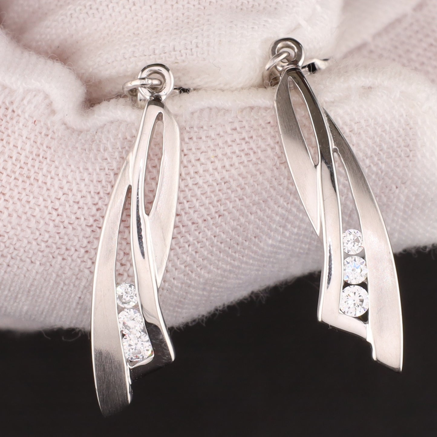 Ohrbouton Zirkonia hängend