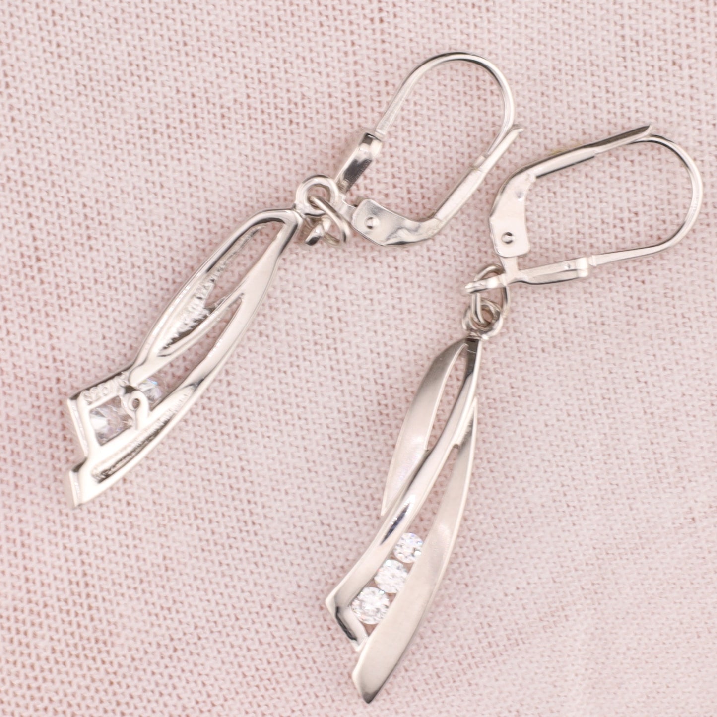 Ohrbouton Zirkonia hängend