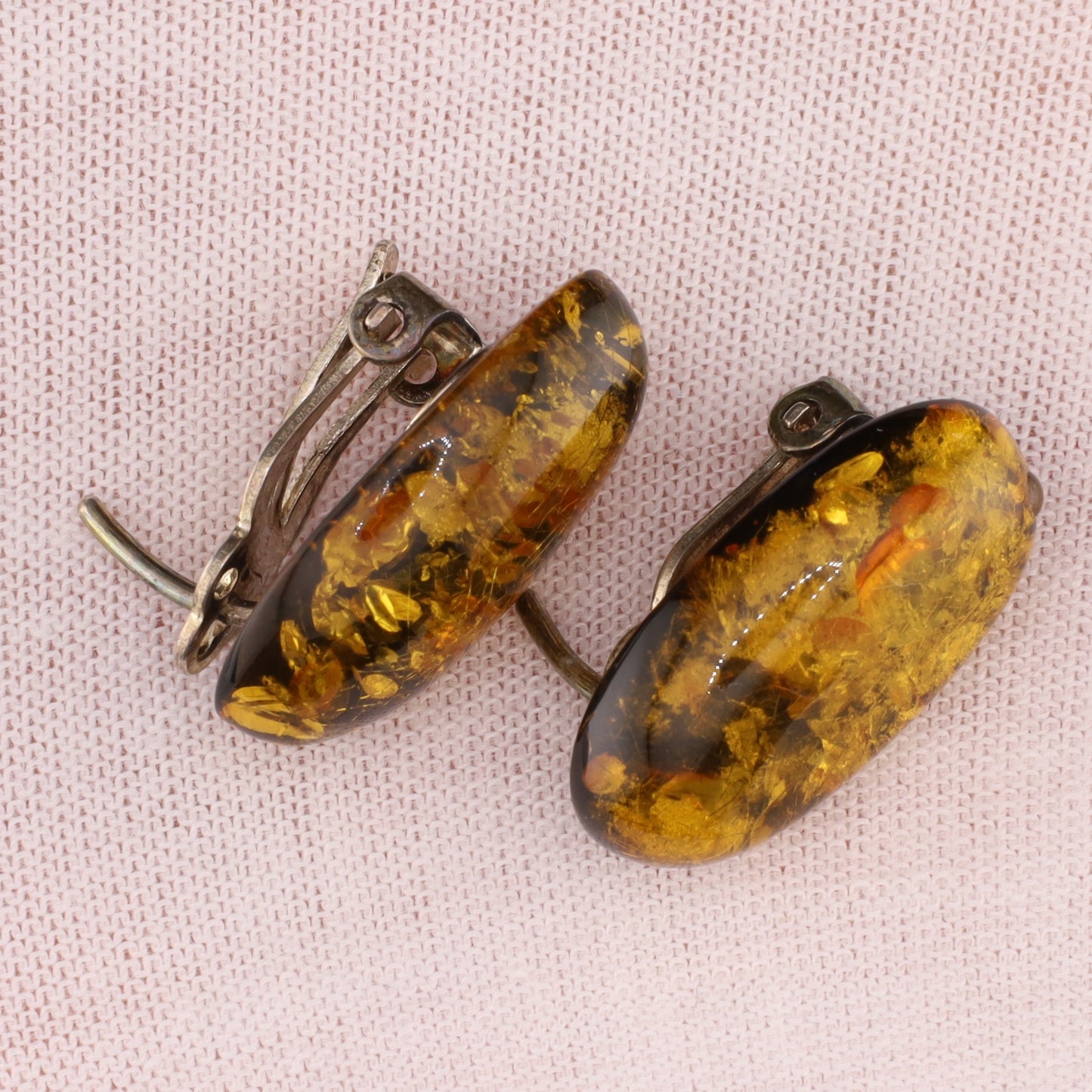 Ohrclip Bernstein grün